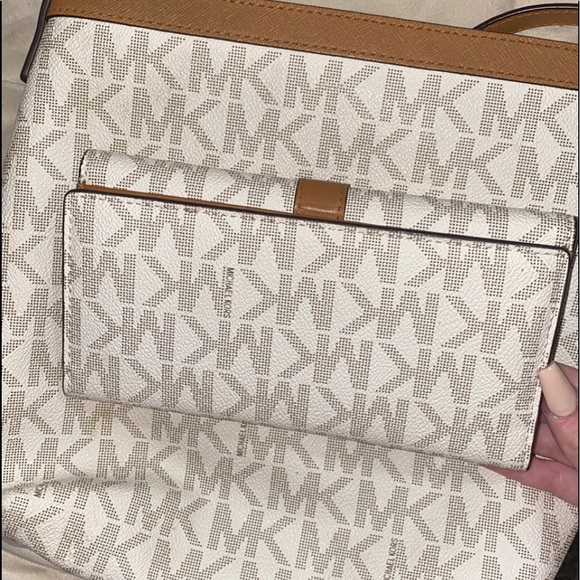 Vanilla Michael’s Kors backpack/purse/wallet set - Picture 4 of 10